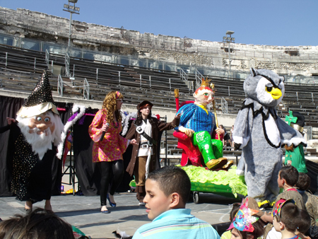 Carnaval dans les Arènes de Nîmes - Spectacle enfant Groupe Triangle