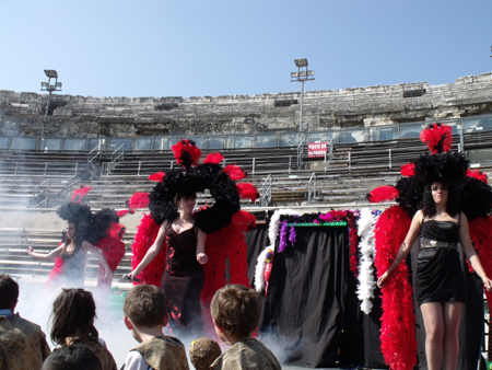 Carnaval dans les Arènes de Nîmes - Spectacle enfant Groupe Triangle
